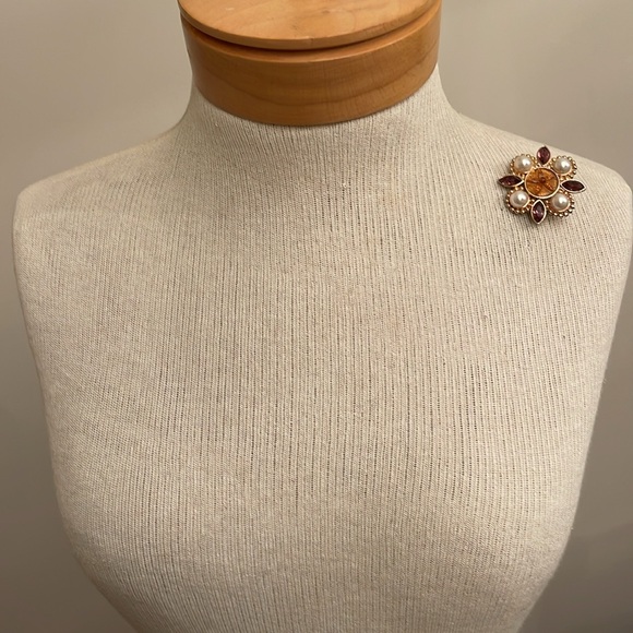 Vintage Floral Like Design Brooch with Pearl & Rhinestone Accents - Picture 8 of 15